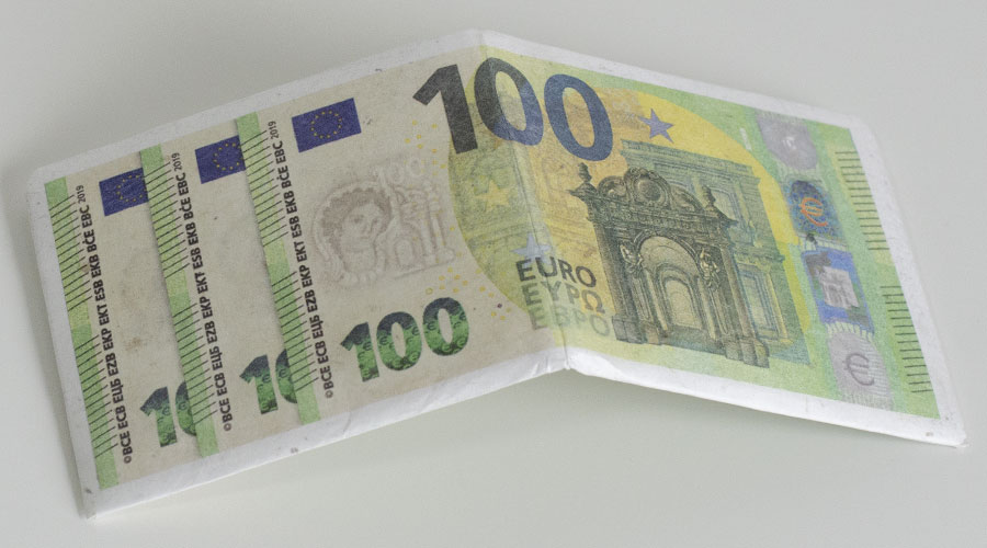 papirni novčanik koji izgleda kao 100 evra