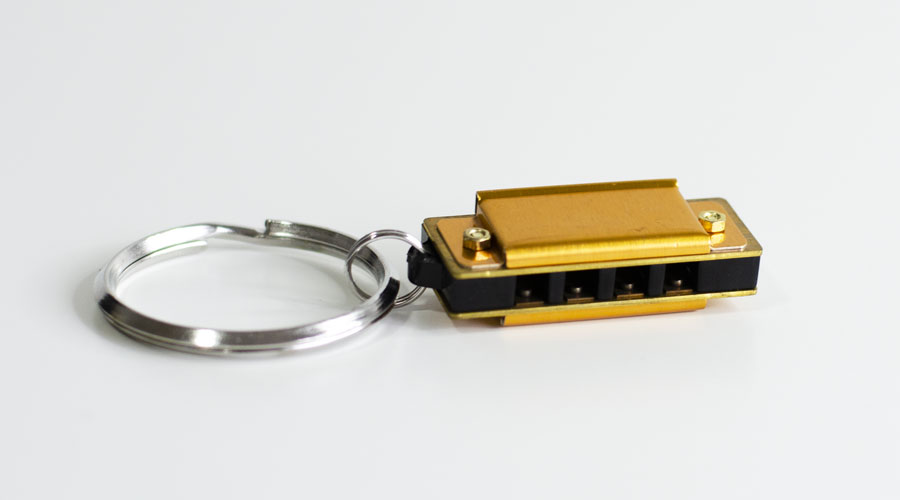 Zlatna usna harmonika kao privezak za ključeve